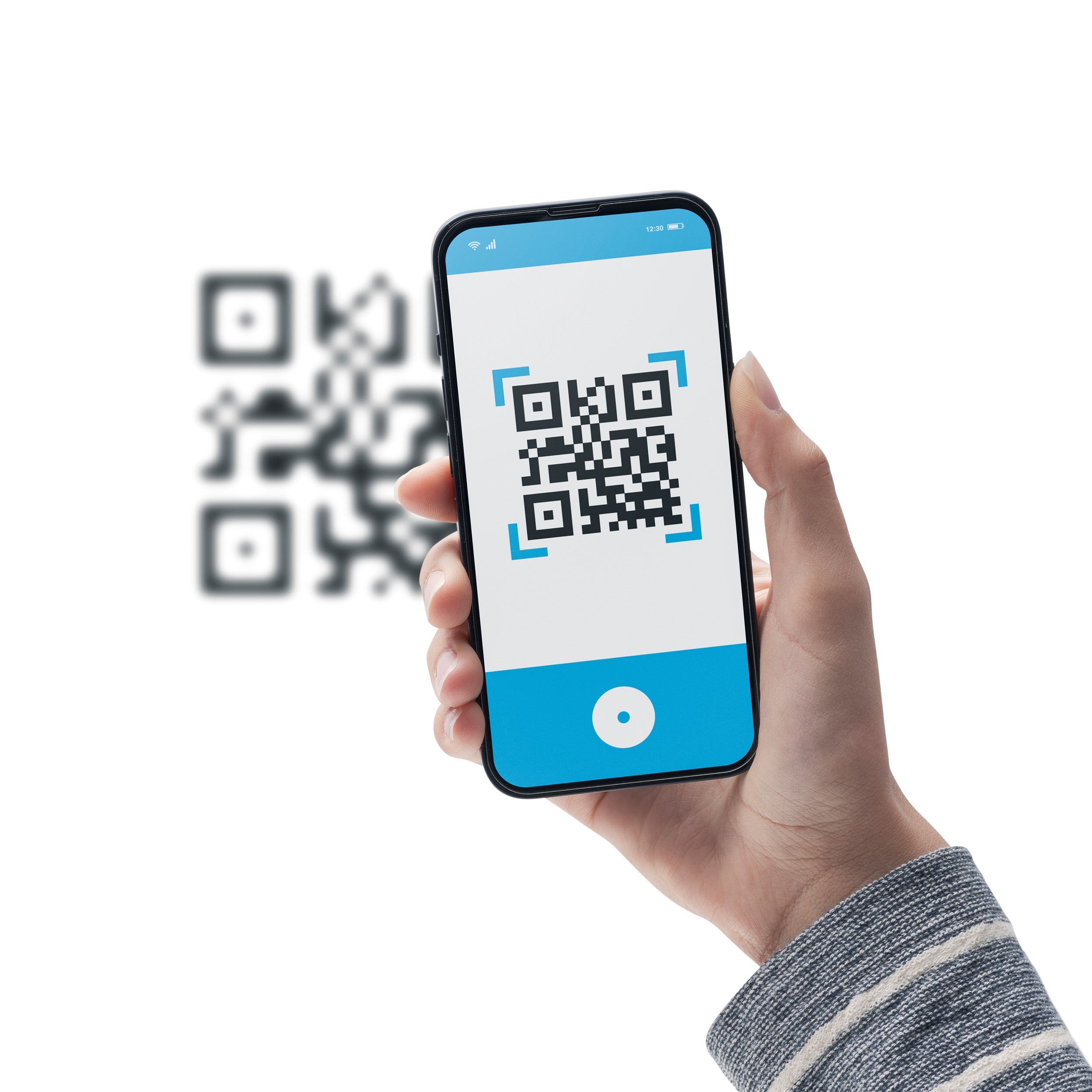 Frau, die einen QR-Code mit dem Smartphone scannt