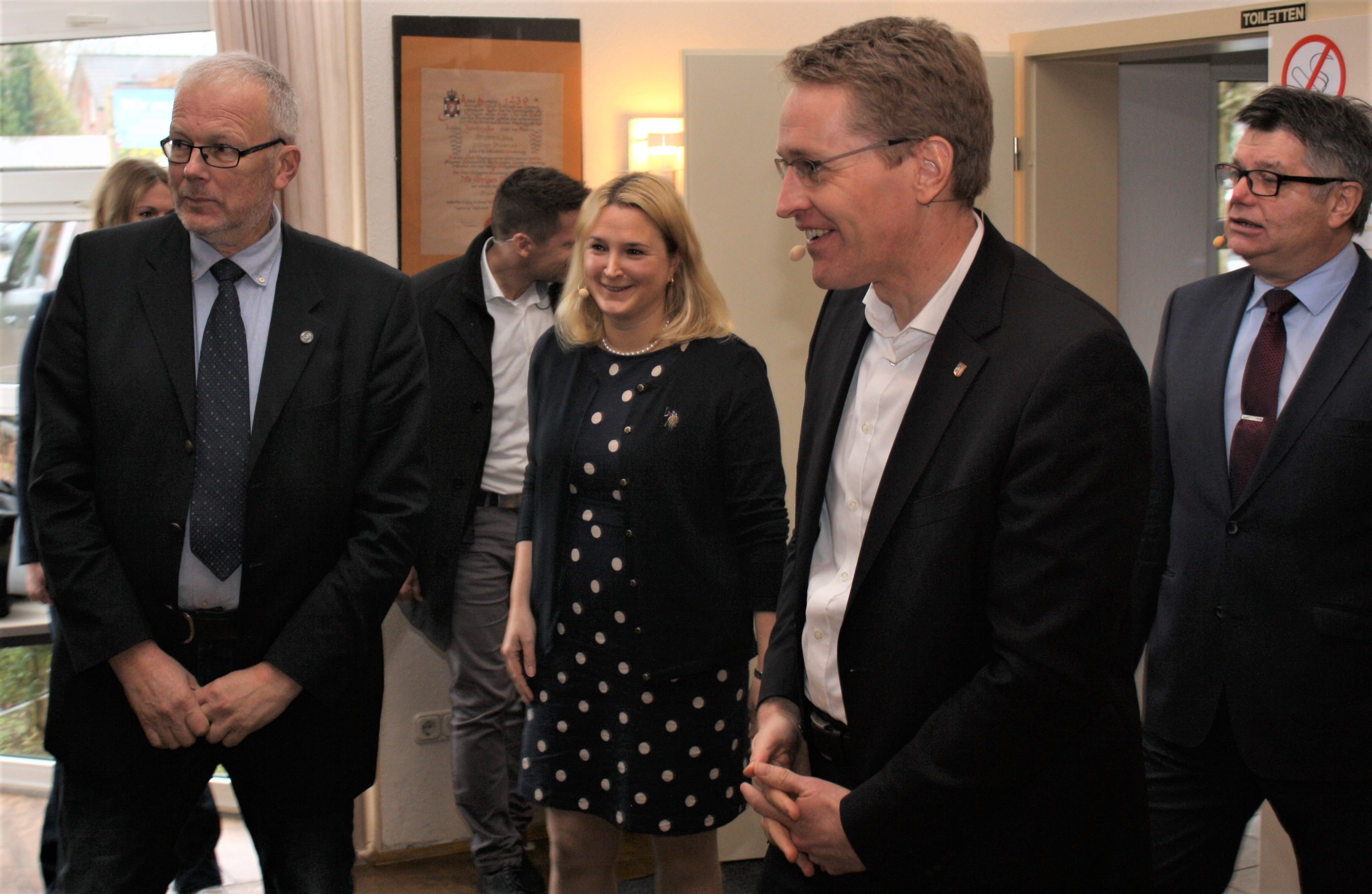 Von Links nach rechts zu sehen ist der Bürgermeister der Gemeinde Duvensee, HansPeter Grell, die leitende Verwaltungsbeamtin Frau Tina Knuth, der Ministerpräsident Daniel Günther und der Amtsvorsteher Herr Ulrich Hardtke.