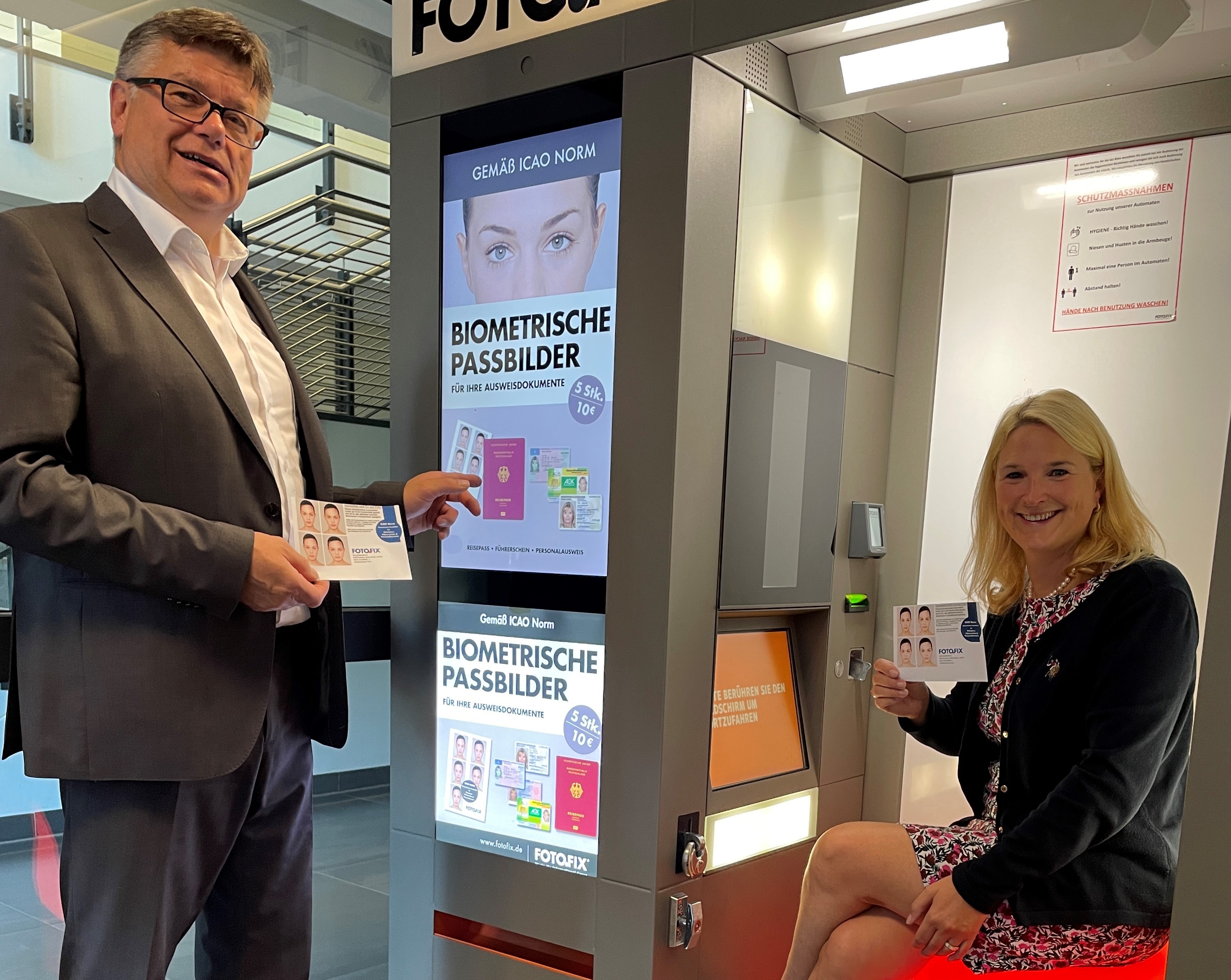 Leitende Verwaltungsbeamte Frau Knuth und Amtsvorsteher Herr Hardtke stellen den neuen Passbildautomaten vor. 