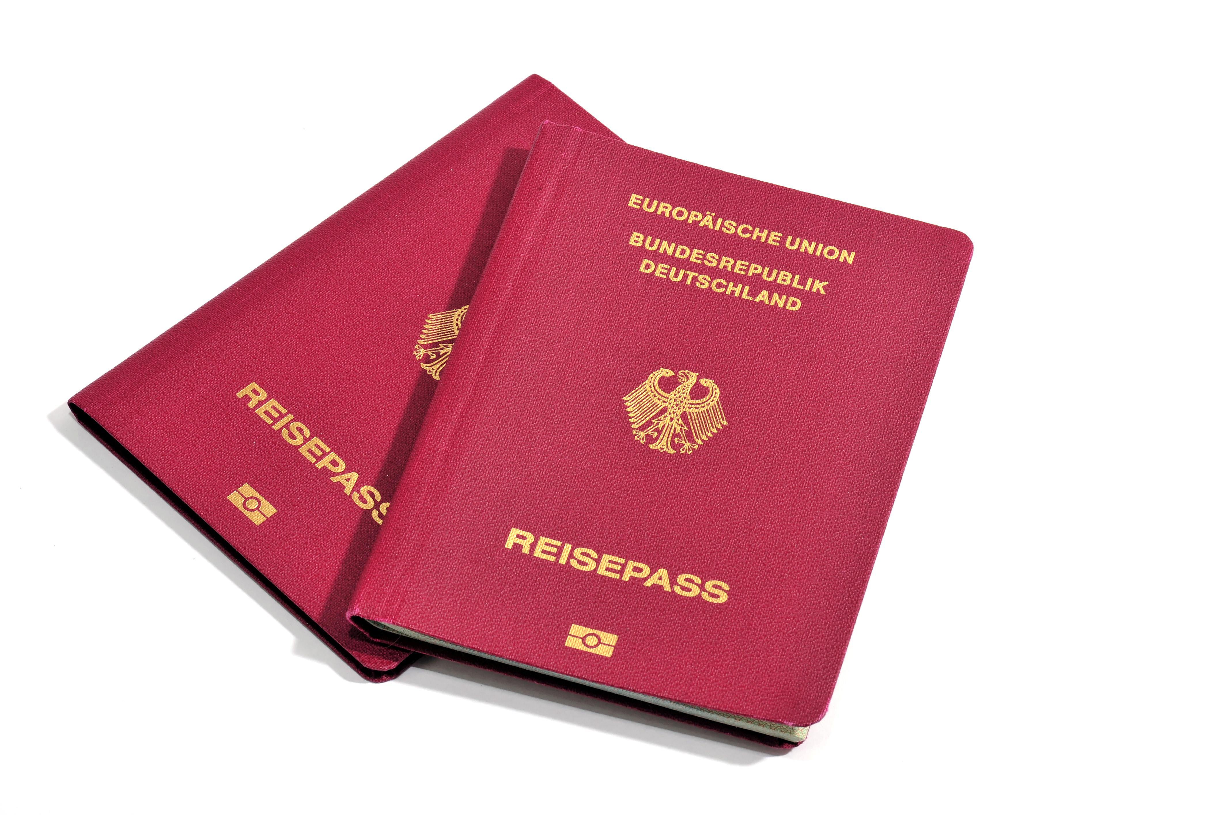 2 deutsche Reisepässe versetzt übereinandergelegt.