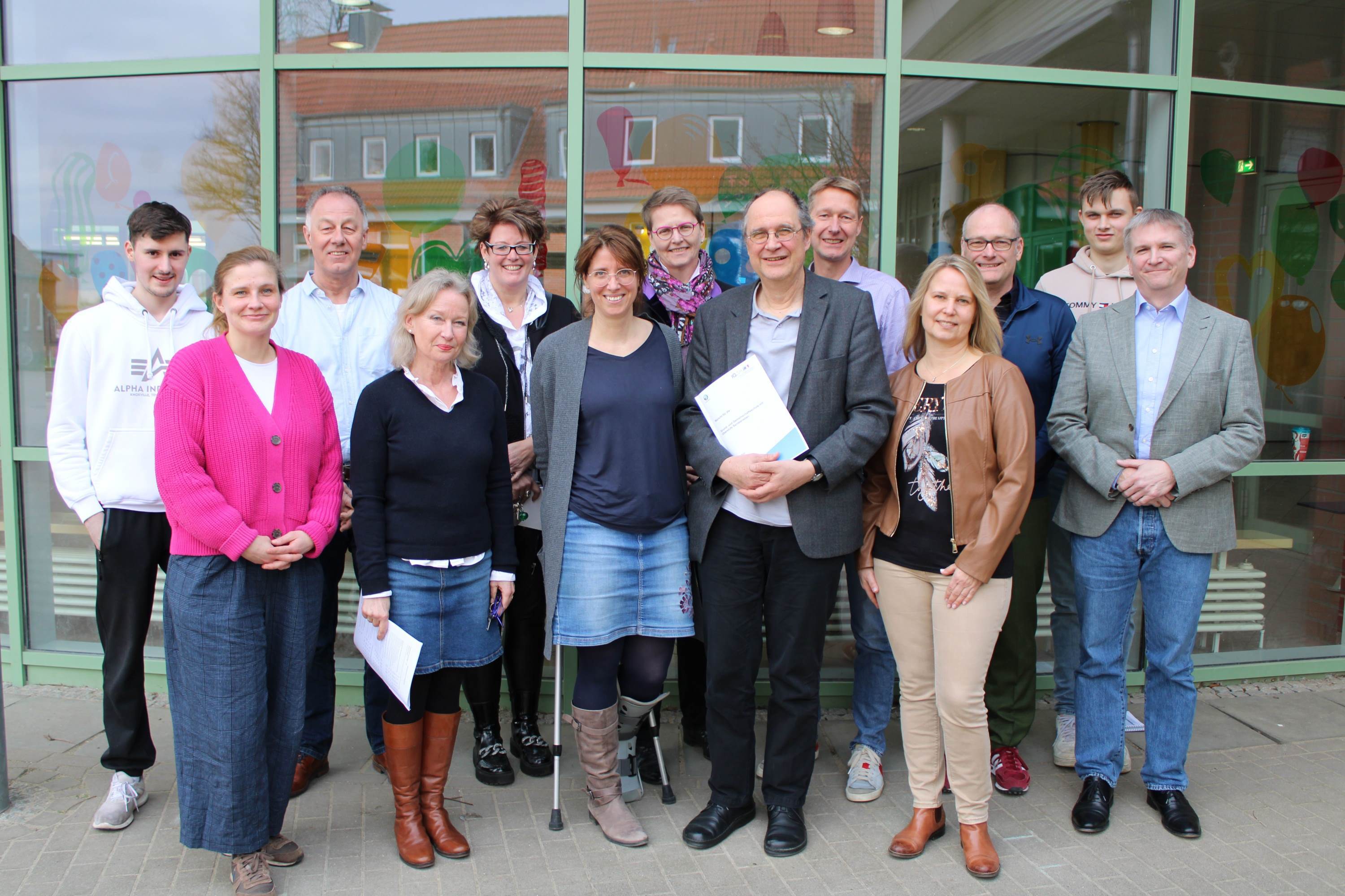 Bei der Präsentation des Schulfeedbacks am 6. März 2024 waren wieder alle mit dabei: (hinten von links) Andor Bellon (Schulsprecher), Rainer Rexin (Bürgermeister Sandesneben), Nicole Demir (Stellvertretende. Amtsvorsteherin und Bürgermeisterin Wentorf A.S.), Silke Rohwer (Schulaufsicht), Torsten Hardt (Team Schulfeedback SH), Jan Piorkowski (Koordinator 8-10), Bendix von Hertzberg (Schülervertretung), (vorne von links) Anna Mettke (Grundschulkoordinatorin), Christine Hoppe-Rebling (stellv. Schulleiterin), Julia Iser (Team Schulfeedback SH), Jan Rüder (Schulleiter), Anja Schulz (SEB-Vorsitzende), Ulf Bachmann (Oberstufenkoordinator) 