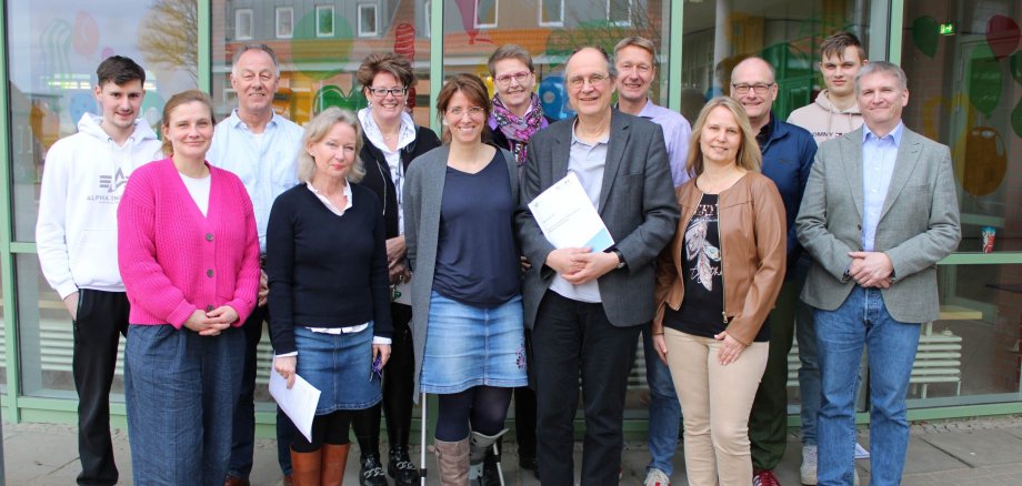 Bei der Präsentation des Schulfeedbacks am 6. März 2024 waren wieder alle mit dabei: (hinten von links) Andor Bellon (Schulsprecher), Rainer Rexin (Bürgermeister Sandesneben), Nicole Demir (Stellvertretende. Amtsvorsteherin und Bürgermeisterin Wentorf A.S.), Silke Rohwer (Schulaufsicht), Torsten Hardt (Team Schulfeedback SH), Jan Piorkowski (Koordinator 8-10), Bendix von Hertzberg (Schülervertretung), (vorne von links) Anna Mettke (Grundschulkoordinatorin), Christine Hoppe-Rebling (stellv. Schulleiterin), Julia Iser (Team Schulfeedback SH), Jan Rüder (Schulleiter), Anja Schulz (SEB-Vorsitzende), Ulf Bachmann (Oberstufenkoordinator) 