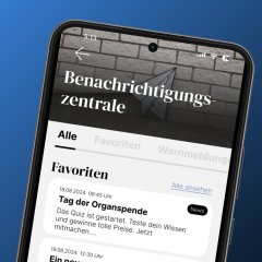 Smartphone zeigt die Benachrichtigungszentrale der FRED-App mit Neuigkeiten, Warnmeldungen und Aktionen.