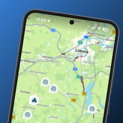 Smartphone zeigt die Kartenfunktion der FRED-App mit Orten und Einrichtungen rund um Lübeck, Sandesneben und Mölln.
