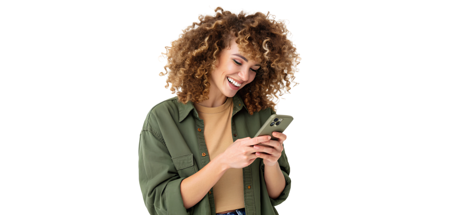 Eine lachende Frau blickt auf ihr Smartphone und nutzt eine App; Symbolbild für moderne digitale Bürgerkommunikation.