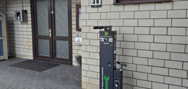 Reparaturstation vor Verwaltungsgebäude Reparaturstation vor Verwaltungsgebäude