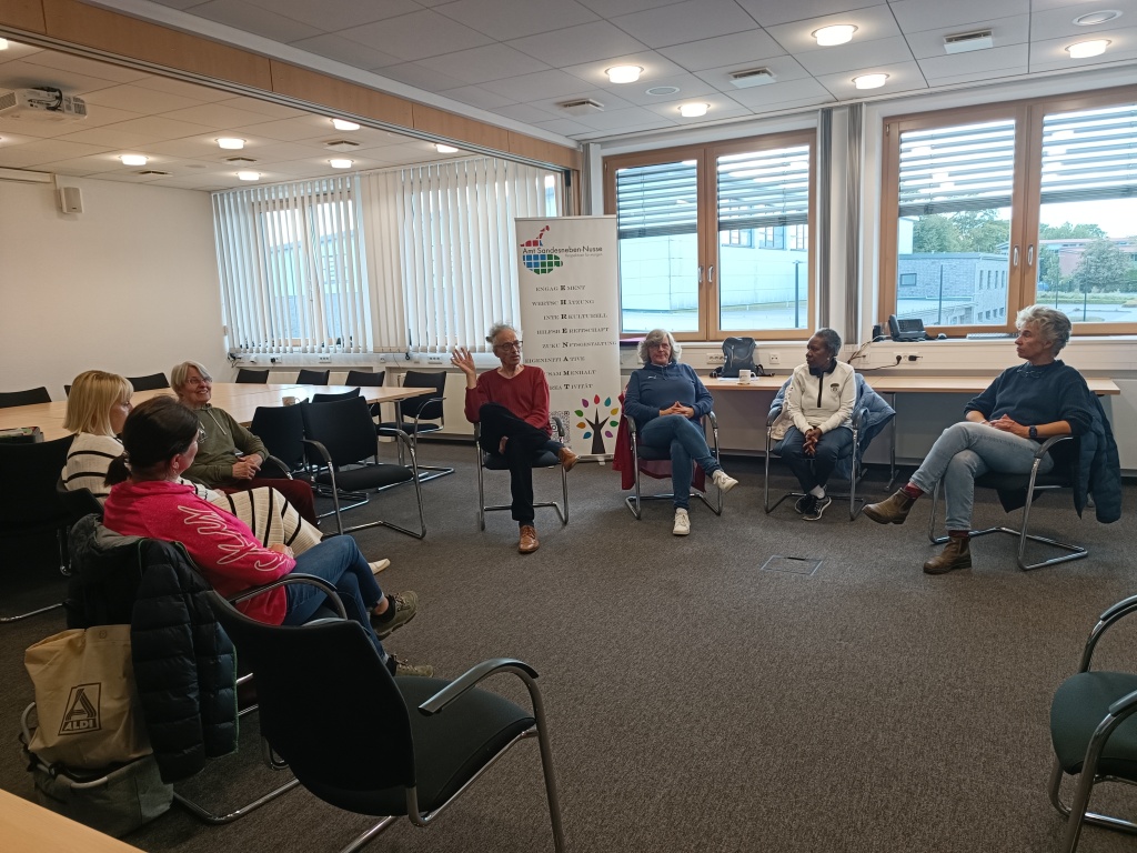 Amt Sandesneben-Nusse eilnehmerinnen einer Gesprächsrunde sitzen im Halbkreis im Besprechungsraum des Amtes Sandesneben-Nusse, eine Person spricht.