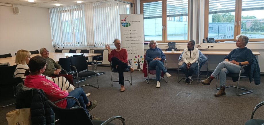 Amt Sandesneben-Nusse eilnehmerinnen einer Gesprächsrunde sitzen im Halbkreis im Besprechungsraum des Amtes Sandesneben-Nusse, eine Person spricht.
