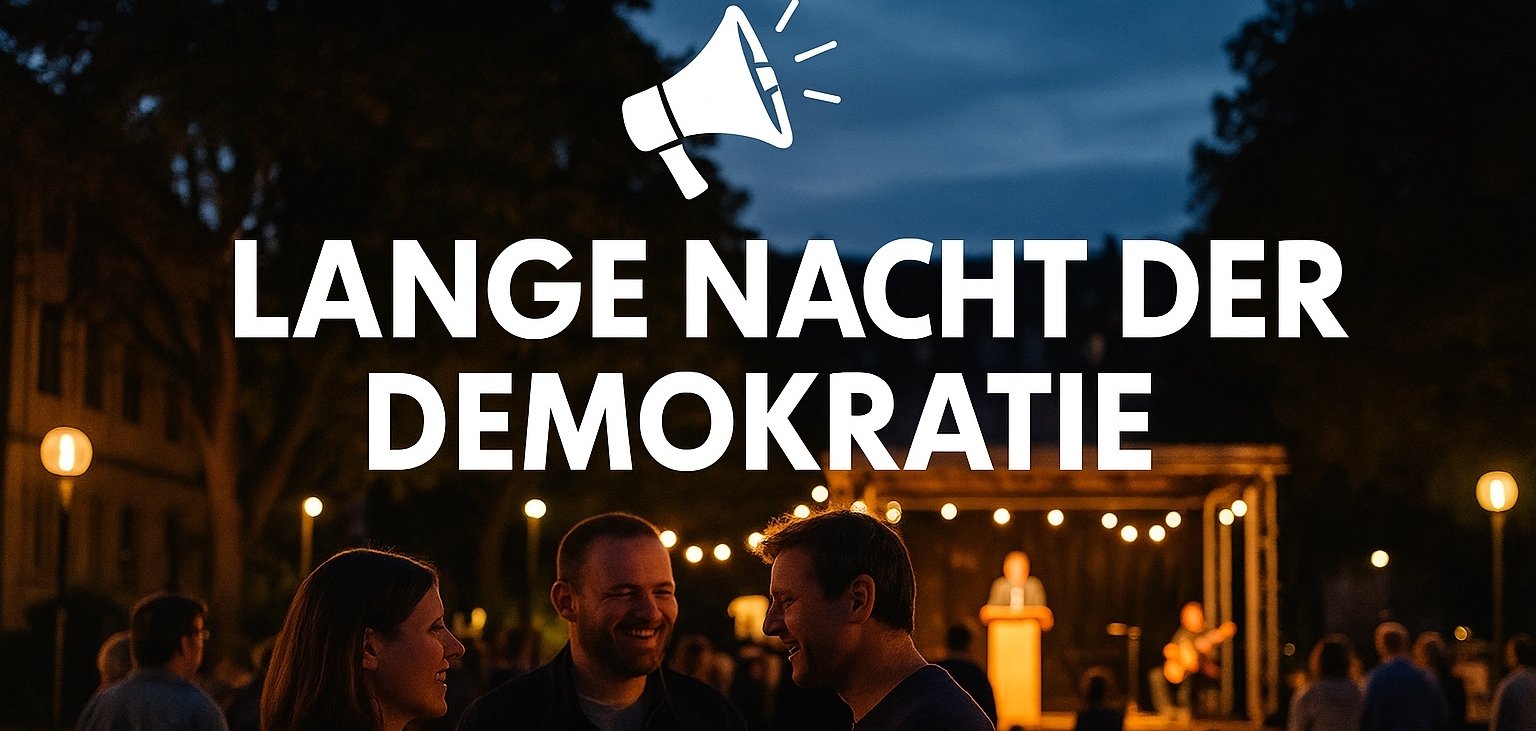 Menschen unterhalten sich am Abend vor einer Bühne mit Redner und Musiker, darüber steht der Schriftzug „Lange Nacht der Demokratie“.