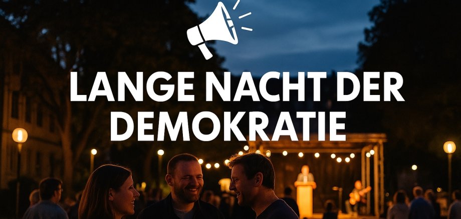 Menschen unterhalten sich am Abend vor einer Bühne mit Redner und Musiker, darüber steht der Schriftzug „Lange Nacht der Demokratie“.