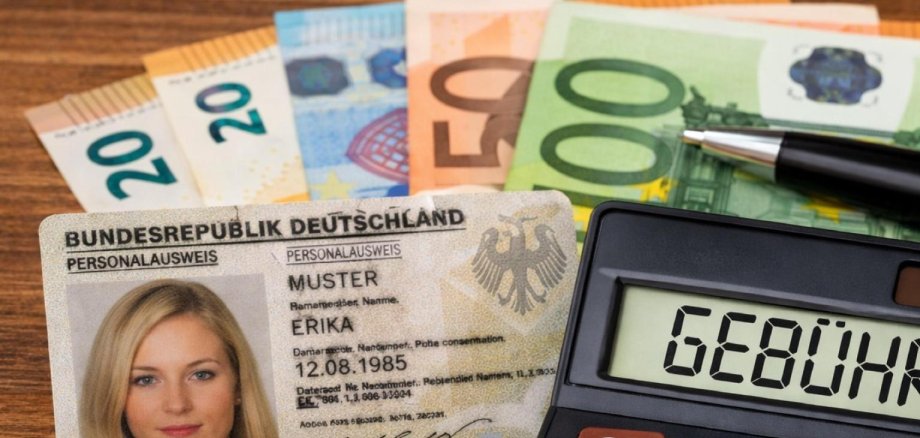 KI-generiertes Bild Personalausweis, Euro-Banknoten und Münzen sowie ein Taschenrechner mit der Anzeige „Gebühr“ als Symbol für anfallende Ausweiskosten.