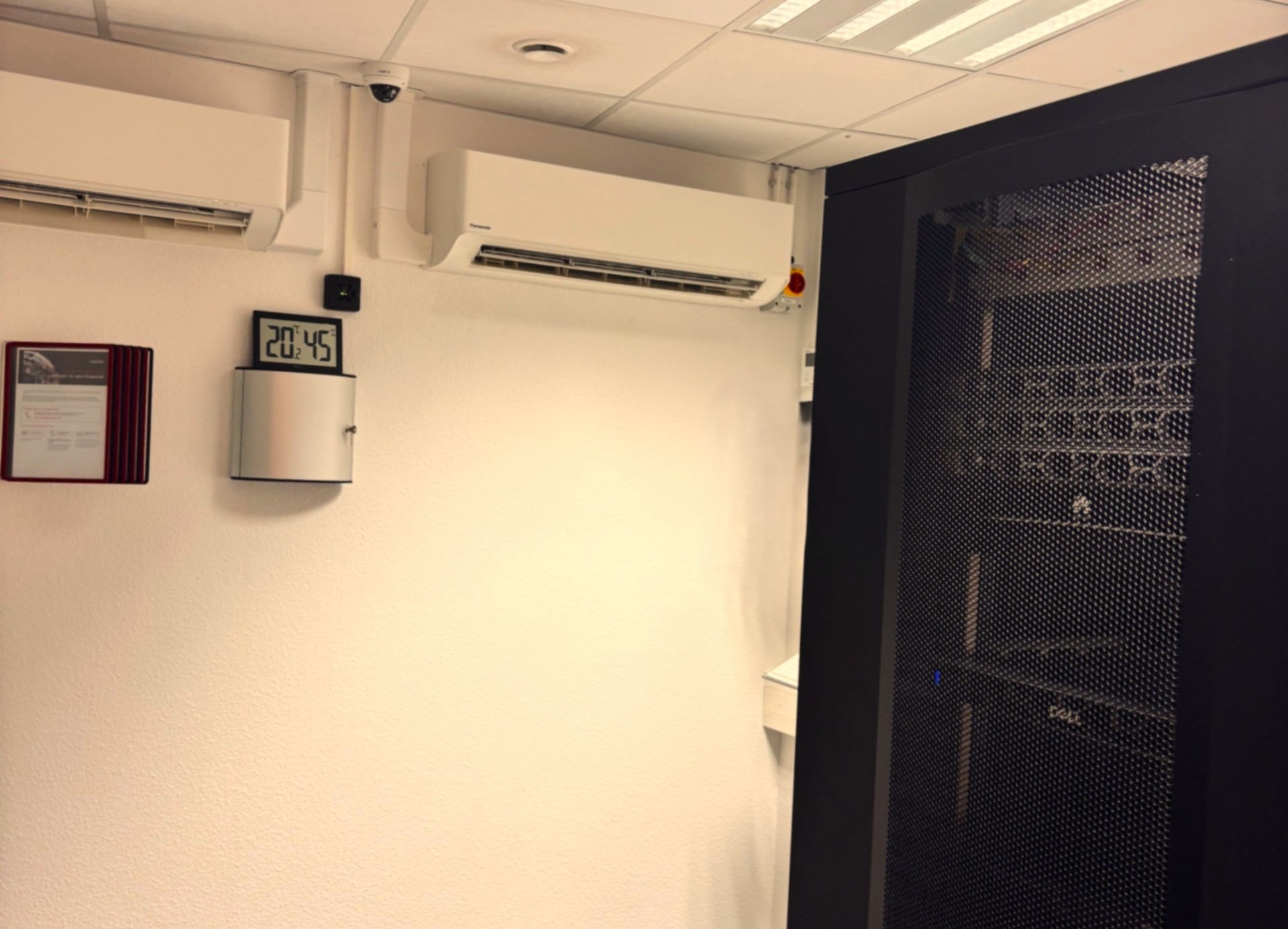 Serverraum mit redundanter Klimatisierung zur Sicherstellung des zuverlässigen Betriebs der IT-Infrastruktur und der kommunalen Krisenvorsorge.