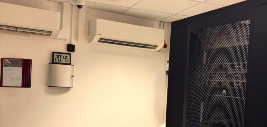 Serverraum mit redundanter Klimatisierung zur Sicherstellung des zuverlässigen Betriebs der IT-Infrastruktur und der kommunalen Krisenvorsorge.