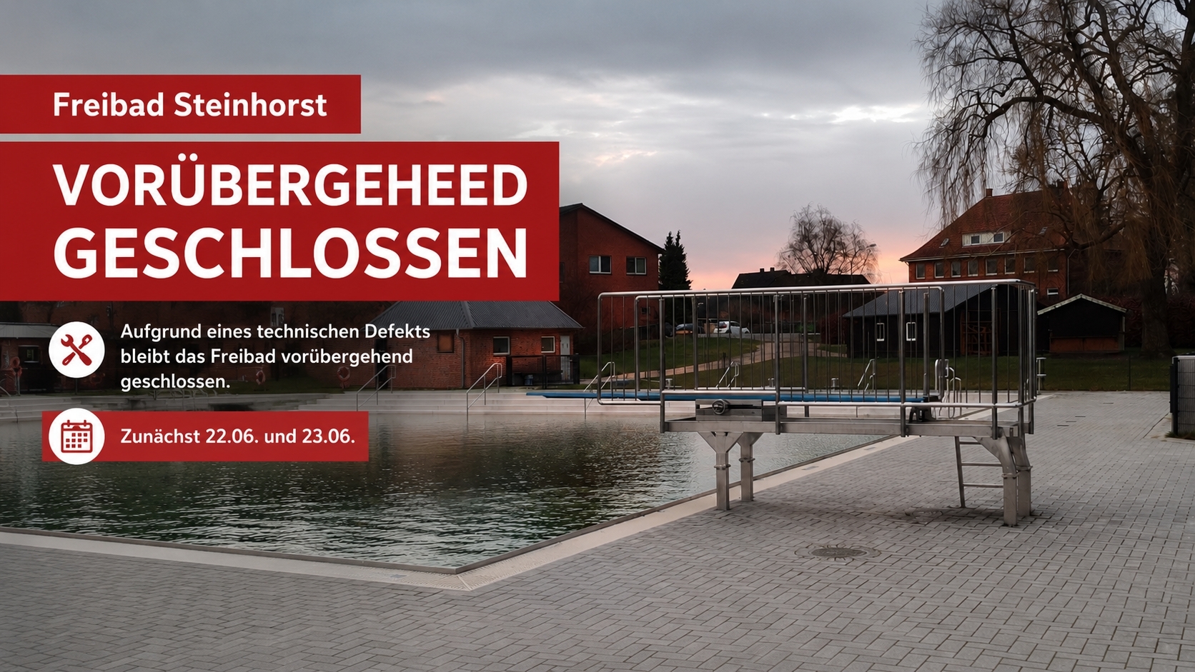 Das Foto zeigt den Beckenbereich des Freibades Steinhorst. Im Vordergrund befindet sich eine Sprungplattform aus Metall neben dem Wasserbecken. Die umliegenden Wege sind leer, Besucher sind nicht zu sehen. Im Hintergrund stehen Gebäude und große Bäume unter einem überwiegend bewölkten Himmel. Das Bild veranschaulicht die vorübergehende Schließung des Freibades aufgrund eines technischen Defekts.