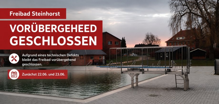 Das Foto zeigt den Beckenbereich des Freibades Steinhorst. Im Vordergrund befindet sich eine Sprungplattform aus Metall neben dem Wasserbecken. Die umliegenden Wege sind leer, Besucher sind nicht zu sehen. Im Hintergrund stehen Gebäude und große Bäume unter einem überwiegend bewölkten Himmel. Das Bild veranschaulicht die vorübergehende Schließung des Freibades aufgrund eines technischen Defekts.