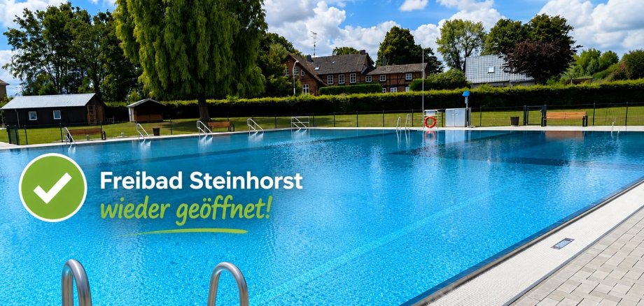 Blick über das Schwimmbecken des Freibads Steinhorst. Das Bild informiert darüber, dass das Freibad nach einer technischen Störung wieder geöffnet ist.