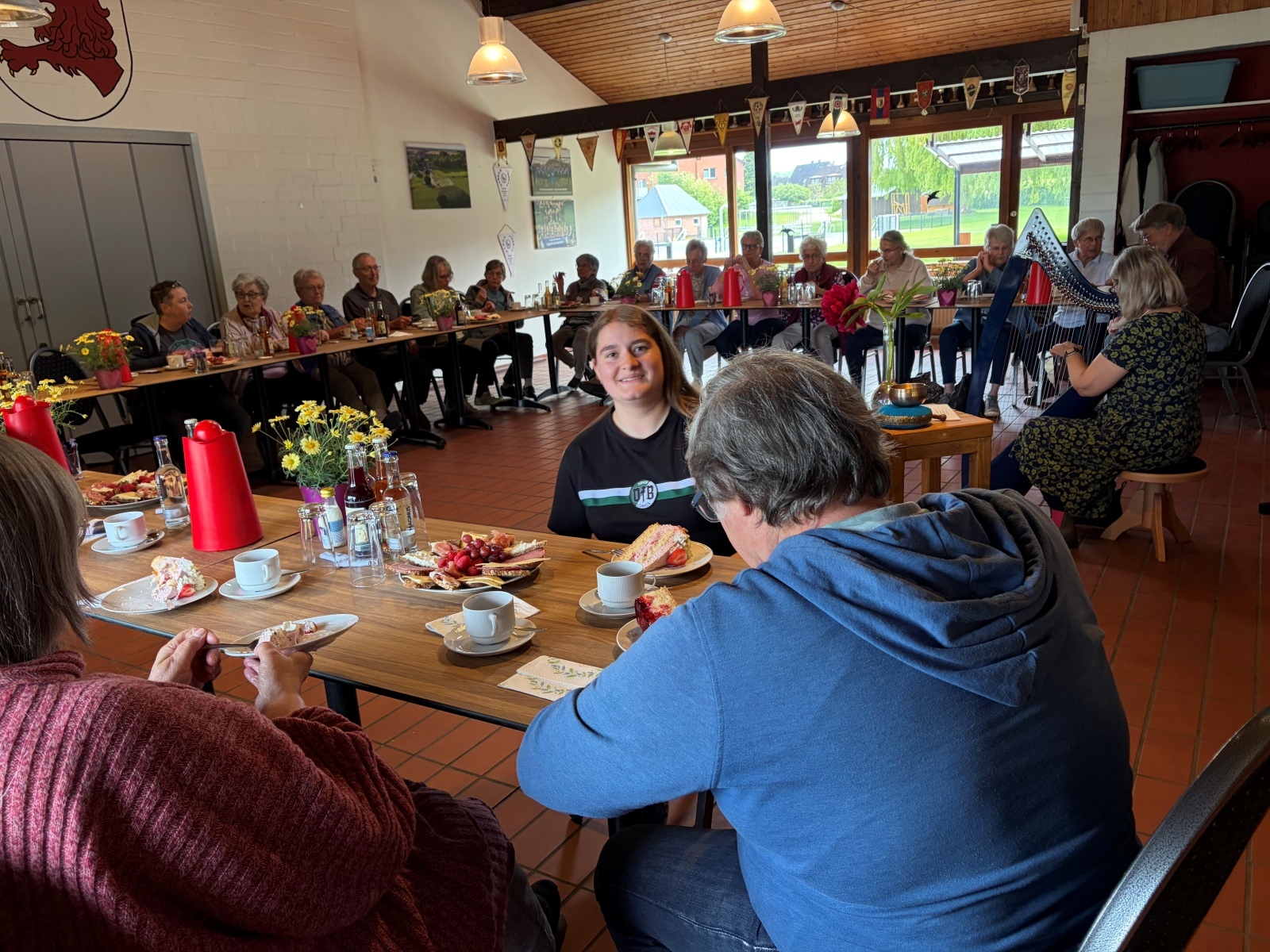 Gäste des Amts-Seniorencafés genießen Kaffee, Torte und musikalische Begleitung in Steinhorst.