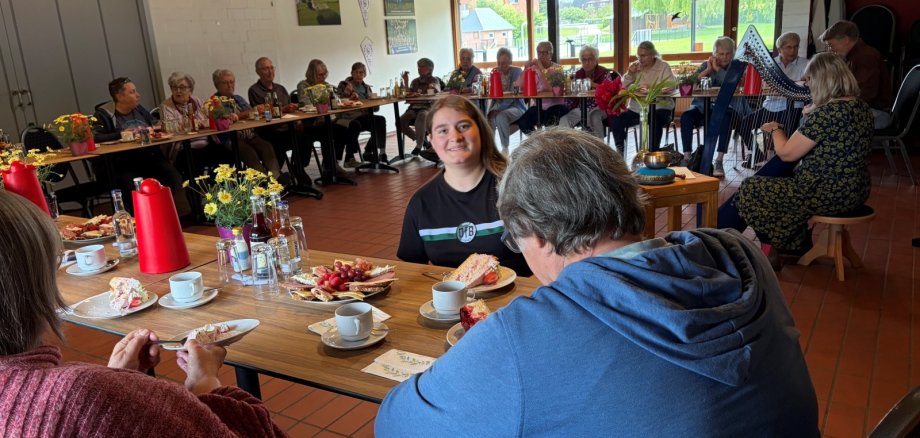 Gäste des Amts-Seniorencafés genießen Kaffee, Torte und musikalische Begleitung in Steinhorst.