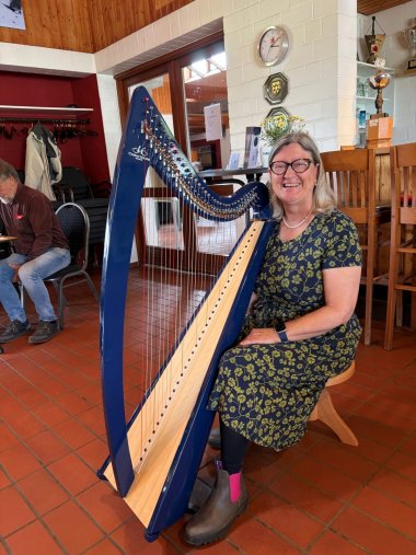 Musikalische Unterhaltung mit Harfe beim Amts-Seniorencafé in Steinhorst.