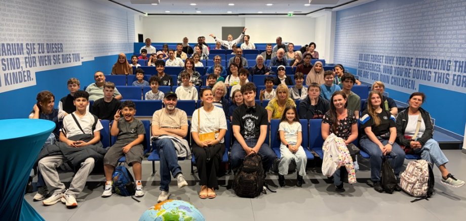 Gruppenfoto von Kindern, Jugendlichen und Erwachsenen während eines Besuchs im Klimahaus Bremerhaven.