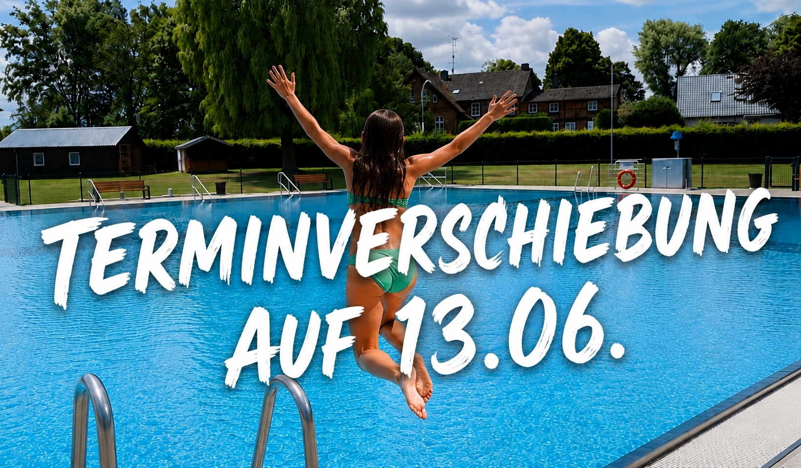 Eine Person springt an einem sonnigen Tag mit ausgestreckten Armen in ein Freibad. Im Hintergrund sind Grünflächen und Bäume zu sehen. Ein Schriftzug mit "Terminverschiebung auf 13.06." steht im Bild.