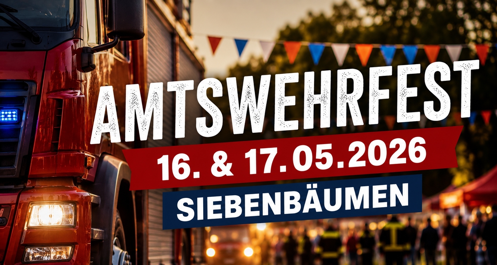 Breites Veranstaltungsbild zum Amtswehrfest 2026 in Siebenbäumen. Links ist ein rotes Feuerwehrfahrzeug im Vordergrund zu sehen. Im Hintergrund befinden sich unscharf Besucherinnen und Besucher, Feuerwehrkräfte, Festzelte und bunte Wimpelketten. Zentral im Bild stehen die Texte „Amtswehrfest“, „16. & 17.05.2026“ und „Siebenbäumen“. Die Stimmung wirkt sommerlich und festlich.