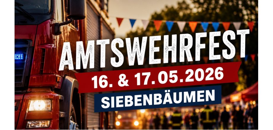 Breites Veranstaltungsbild zum Amtswehrfest 2026 in Siebenbäumen. Links ist ein rotes Feuerwehrfahrzeug im Vordergrund zu sehen. Im Hintergrund befinden sich unscharf Besucherinnen und Besucher, Feuerwehrkräfte, Festzelte und bunte Wimpelketten. Zentral im Bild stehen die Texte „Amtswehrfest“, „16. & 17.05.2026“ und „Siebenbäumen“. Die Stimmung wirkt sommerlich und festlich.