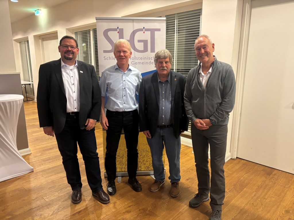 Dr. Martin Kruse, Werner Rütz, Wolfgang Schmahl und Thomas Jessen bei der Mitgliederversammlung des Kreisverbandes Herzogtum Lauenburg des Schleswig-Holsteinischen Gemeindetages