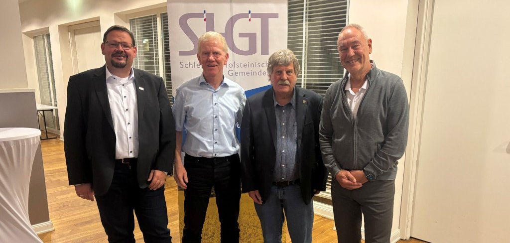 Dr. Martin Kruse, Werner Rütz, Wolfgang Schmahl und Thomas Jessen bei der Mitgliederversammlung des Kreisverbandes Herzogtum Lauenburg des Schleswig-Holsteinischen Gemeindetages