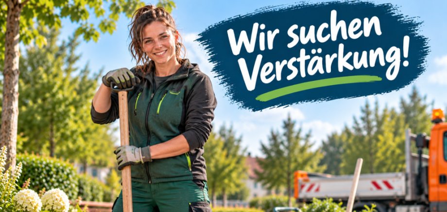Bauhofmitarbeiterin mit Spaten bei der Pflege einer Grünanlage; im Hintergrund stehen Arbeitsgeräte und ein Bauhoffahrzeug. Im Bild steht: ‚Wir suchen Verstärkung!