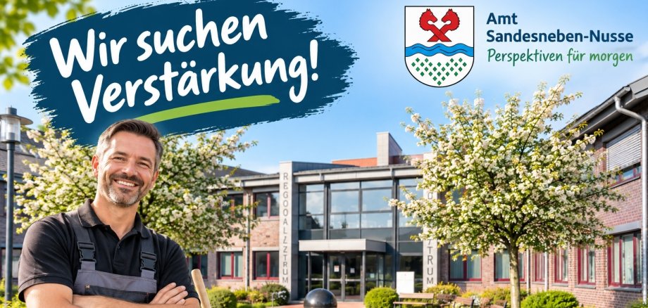 Hausmeister vor dem Amt Sandesneben-Nusse mit Werkzeug. Im Hintergrund das Amtsgebäude. Im Bild stehen ‚Wir suchen Verstärkung!‘ sowie ‚Amt Sandesneben-Nusse – Perspektiven für morgen.