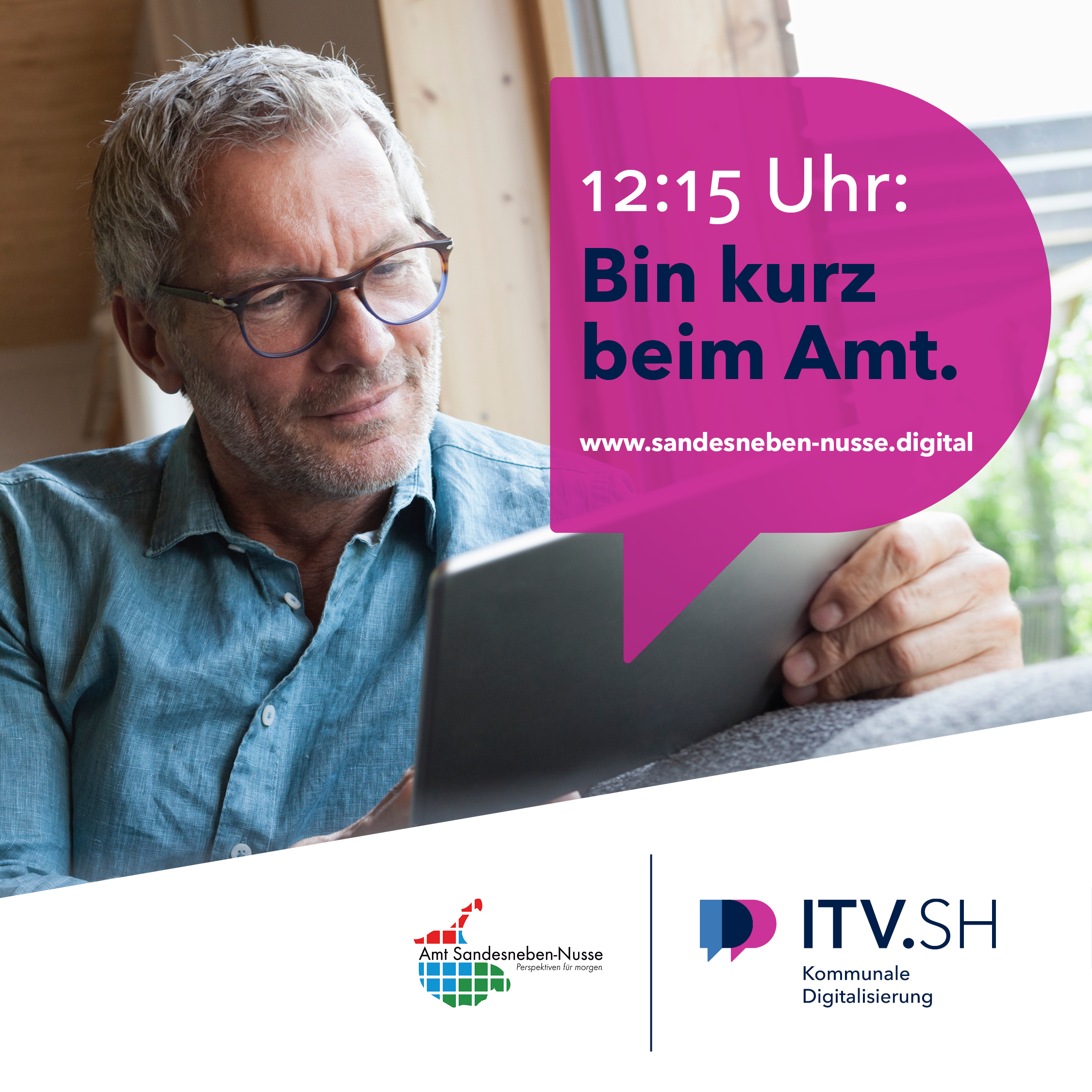 Ein Mann schaut auf seinen Laptop