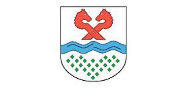 Das Wappen des Amtes zeigt in Silber einen leicht gesenkten blauen Wellenbalken, oben zwei schräggekreuzte rote Giebelblätter mit einander zugewandten Pferdeköpfen, unten in drei Gruppen 25 grüne Rauten, rechts und links je leicht erhöht 2 : 3 : 2 : 1, in der Mitte 1 : 2 : 3 : 2 : 1 gestellt.