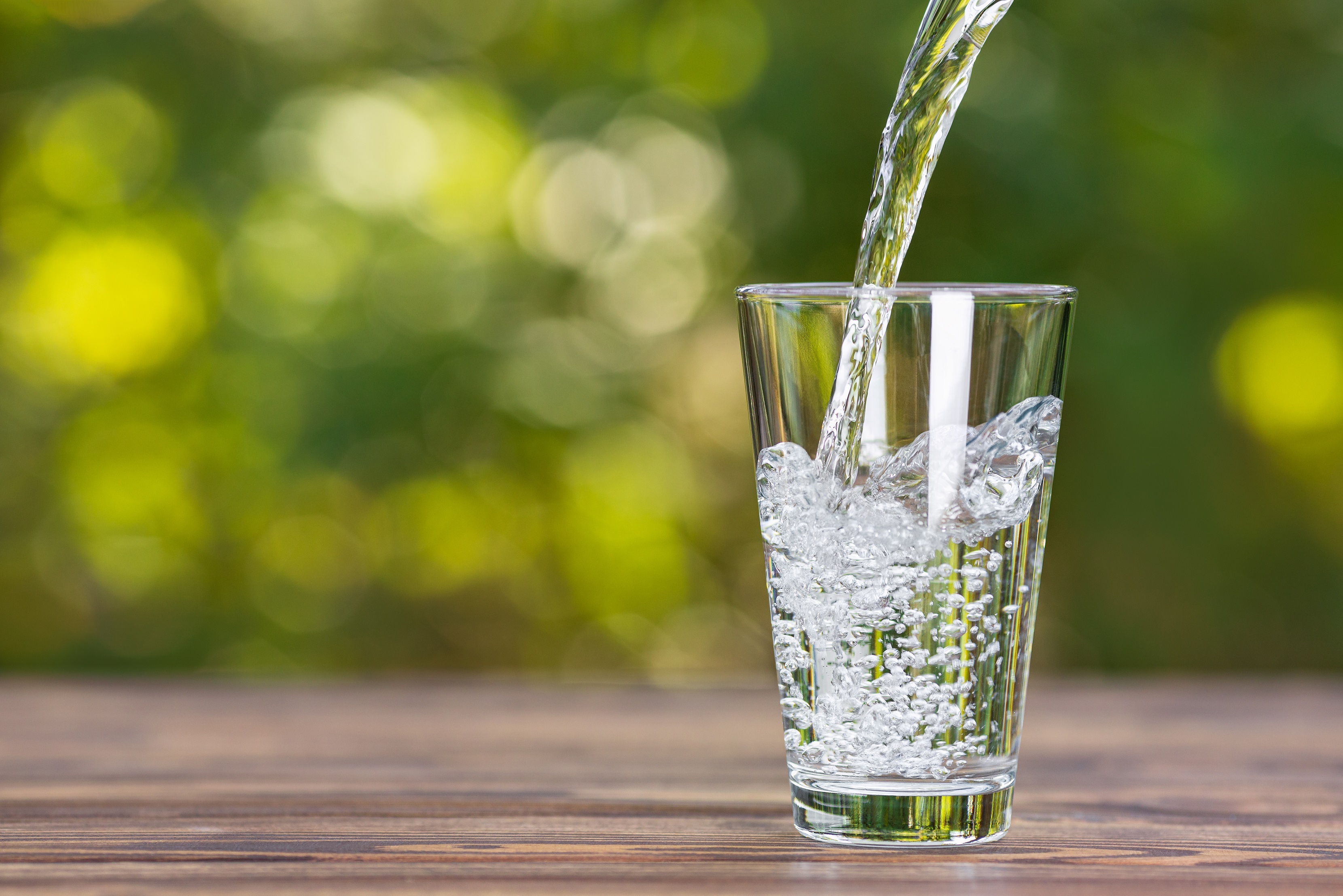 Wasser das in ein Glas geschüttet wird. Wasser das in ein Glas geschüttet wird.
