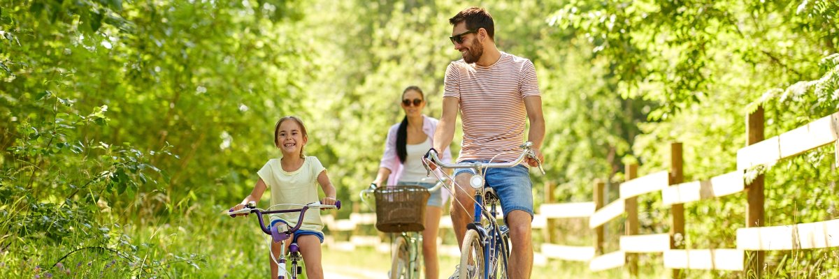 Familie fährt Fahrrad im Park