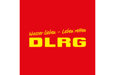 Logo der Deutschen Lebens-Rettungs-Gesellschaft (DLRG). Roter Hintergrund mit gelber Schrift. Oben steht in kursiver Schrift: „Wasser lieben – Leben retten“. Darunter steht in großen, fettgedruckten Buchstaben: „DLRG“.