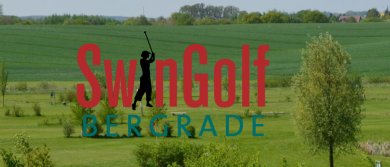 Logo von Swingolf Bergrade vor einer grünen Landschaft mit Golfplatz – Schriftzug mit Silhouette eines golfspielenden Menschen.