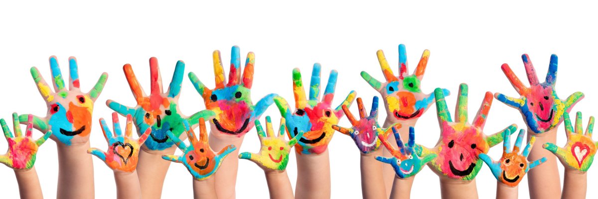 Mehrere bunte, bemalte Kinderhände mit fröhlichen Gesichtern – Symbol für Kreativität, Gemeinschaft und Freude in der Kita.