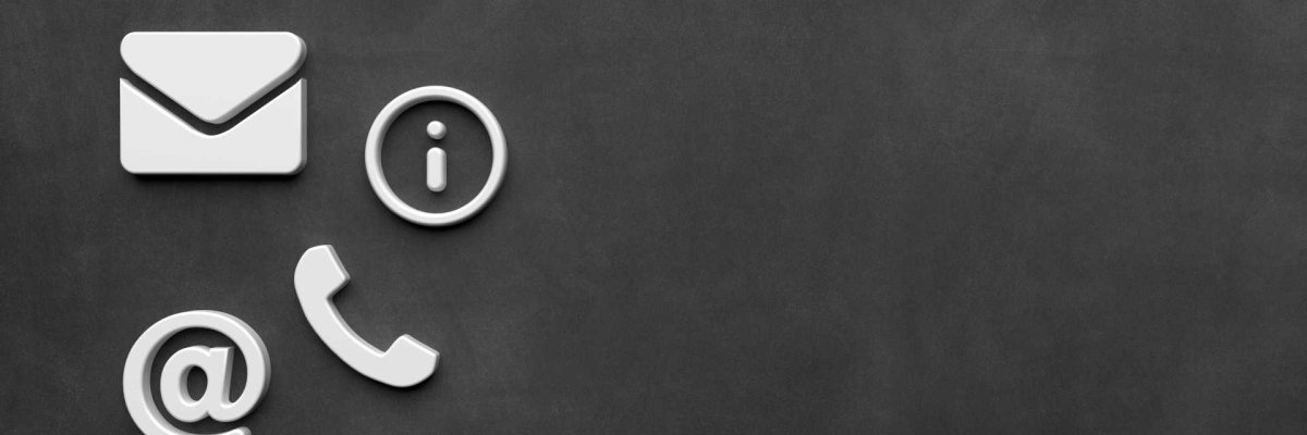 Piktogramme für E-Mail, Information, Telefon und das At-Zeichen auf dunklem Hintergrund.