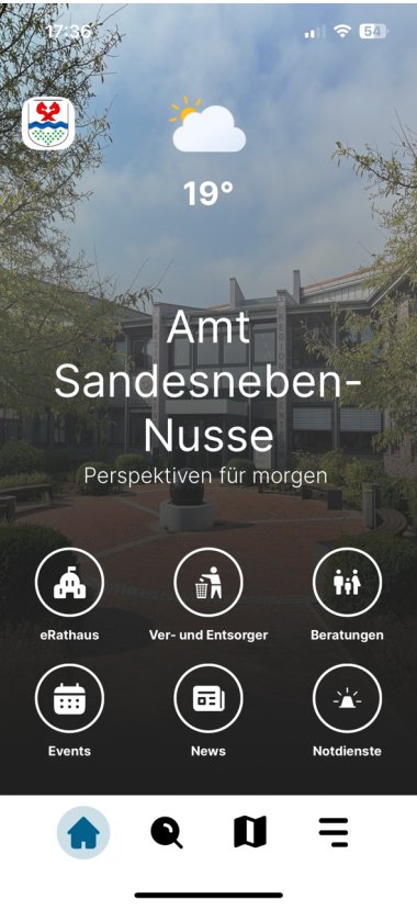 Startbildschirm der App des Amts Sandesneben-Nusse mit dem Schriftzug „Perspektiven für morgen“. Zu sehen sind das Rathausgebäude im Hintergrund sowie verschiedene App-Symbole für eRathaus, Ver- und Entsorger, Beratungen, Events, News und Notdienste.