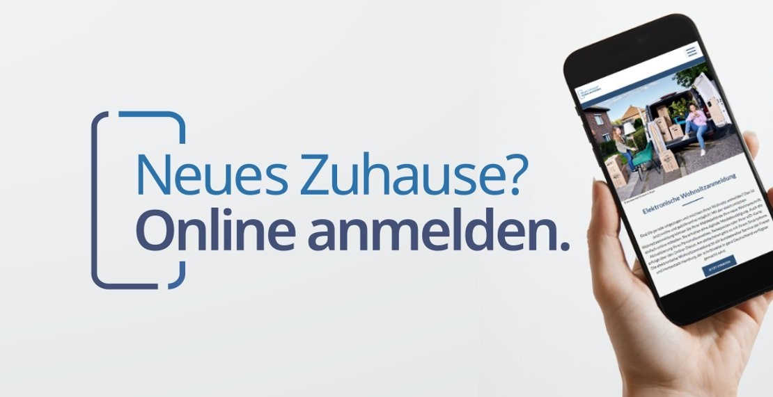 Schriftzug „Neues Zuhause? Online anmelden.“ neben einer Hand, die ein Smartphone mit geöffneter Website zur elektronischen Wohnsitzanmeldung zeigt.