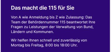 Infotafel mit dem Text: „Das macht die 115 für Sie – Von A wie Anmeldung bis Z wie Zulassung: Das Team der Behördennummer 115 beantwortet Ihre Fragen zu Leistungen der Verwaltung von Bund, Ländern und Kommunen. Wir helfen Ihnen schnell und zuverlässig von Montag bis Freitag, 8:00 bis 18:00 Uhr.“