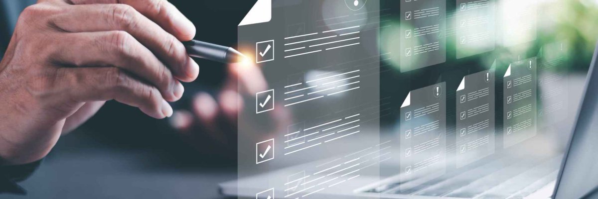 Symbolbild für digitale Verwaltung: Eine Person arbeitet an einem Laptop, während digitale Dokumente mit Häkchen und Symbolen virtuell über dem Bildschirm angezeigt werden.