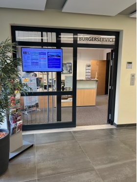 Eingang zum Bürgerservice im Regionalzentrum des Amtes Sandesneben-Nusse mit Infobildschirm und Empfangstresen.