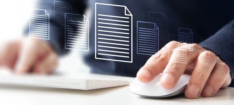 Elektronische Aktenverwaltung. Eine Person bedient Computermaus und Tastatur, während digitale Dokumente auf dem Bildschirm dargestellt werden – Symbol für moderne elektronische Aktenverwaltung.