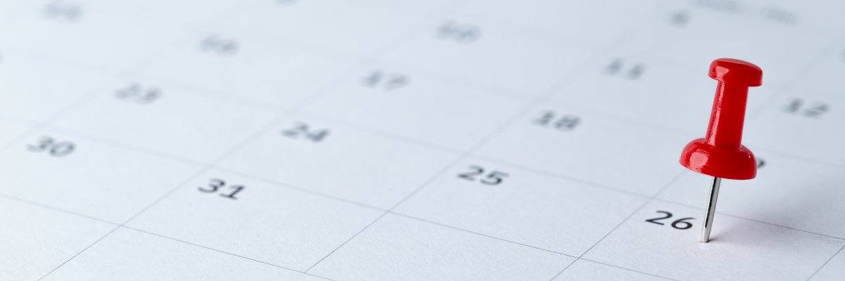 Reißzwecke im Kalender als Konzept für Beschäftigung, Termin- und Besprechungserinnerungen