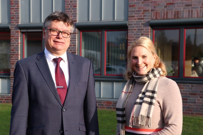 Amtsvorsteher Ulrich Hardtke und Leitende Verwaltungsbeamtin Tina Knuth vor dem Gebäude des Amtes Sandesneben-Nusse.