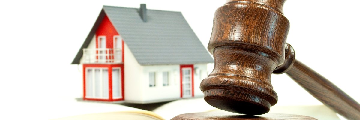 Richterhammer aus Holz mit Haus und Buch